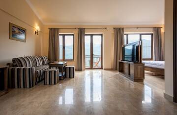 Фото номера Люкс с видом на горы Курортные отели Lastiver Resort г. Енокаван 5