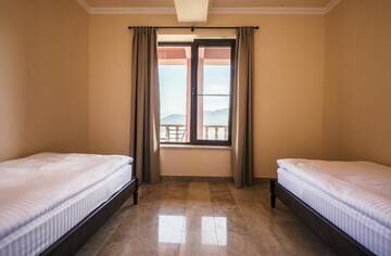 Фото номера Семейный номер с видом на горы Курортные отели Lastiver Resort г. Енокаван 7